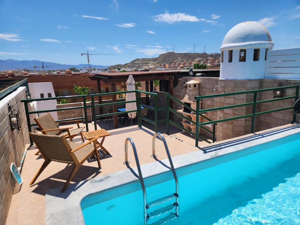 Bazén v ubytovaní ÁTICO DUPLEX ESPECTACULAR MARMOLADO con PISCINA PRIVADA! alebo v jeho blízkosti