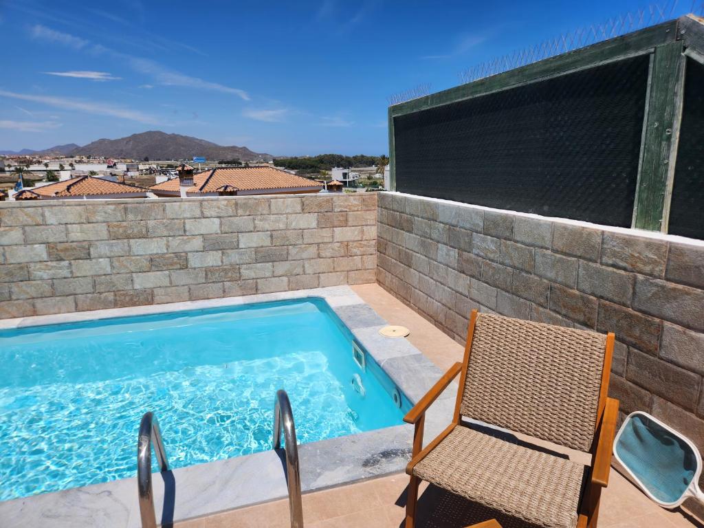 Bazén v ubytovaní ÁTICO DUPLEX ESPECTACULAR MARMOLADO con PISCINA PRIVADA! alebo v jeho blízkosti