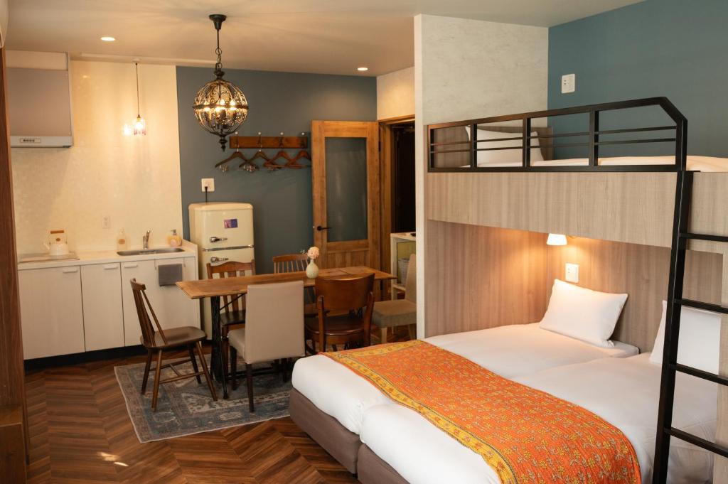 Postel nebo postele na pokoji v ubytování 7 Rooms Hotel & Cafe - 30mins from Disneyland