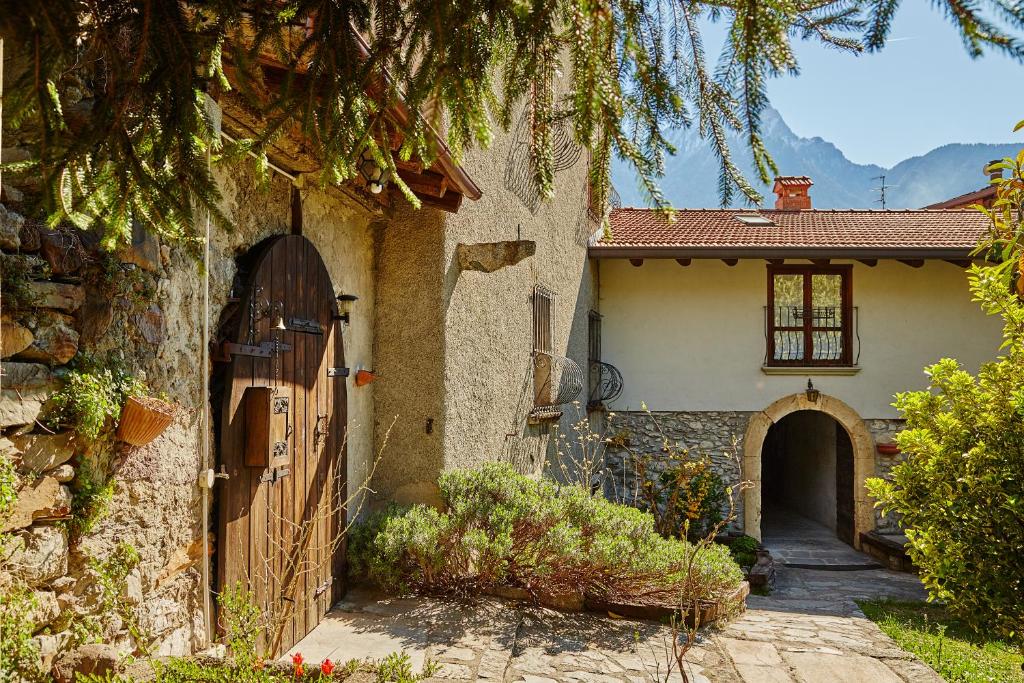 una casa vieja con una puerta y un camino en Casa Visnenza Bed & Breakfast, en Capo di Ponte