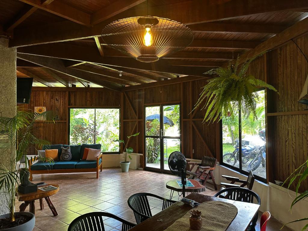 Coin salon dans l'établissement La Amapola Lodge, Bungalow en Península de Osa.