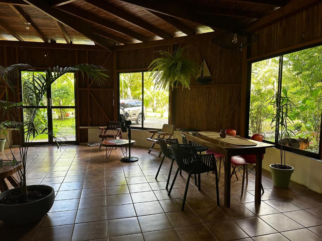 Jardin de l'établissement La Amapola Lodge, Bungalow en Península de Osa.