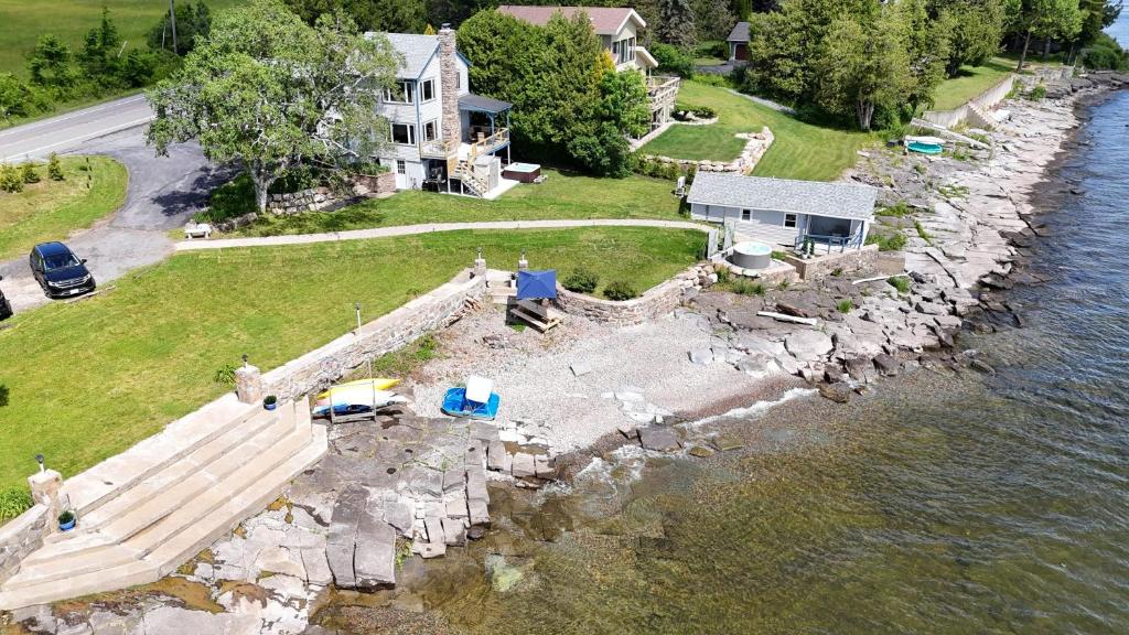 eine Luftansicht eines großen Hauses auf dem Wasser in der Unterkunft ZaLo House Waterline cabin with Hot Tub Pets in Peru
