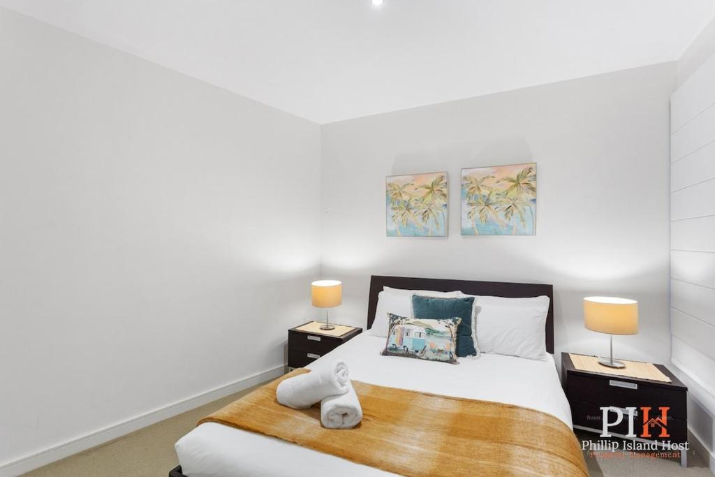 Postel nebo postele na pokoji v ubytování Penthouse Waterfront Apt Sleep 4