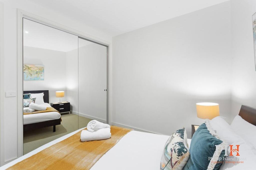 Postel nebo postele na pokoji v ubytování Penthouse Waterfront Apt Sleep 4