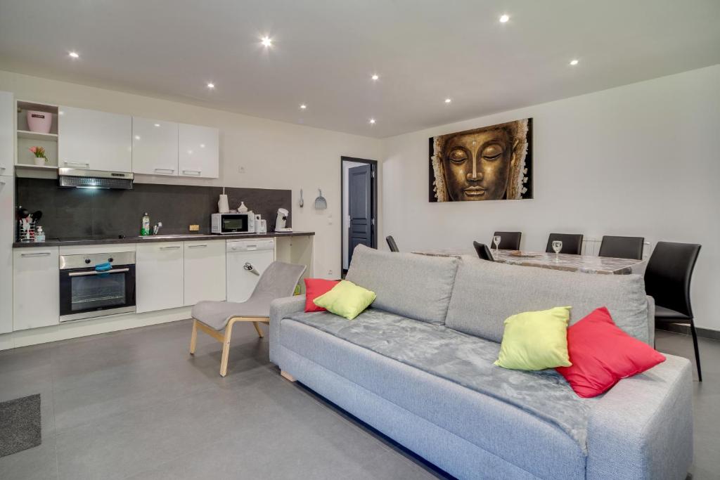 a living room with a couch and a kitchen at La Sérénade Numéro 2 in Montreuil