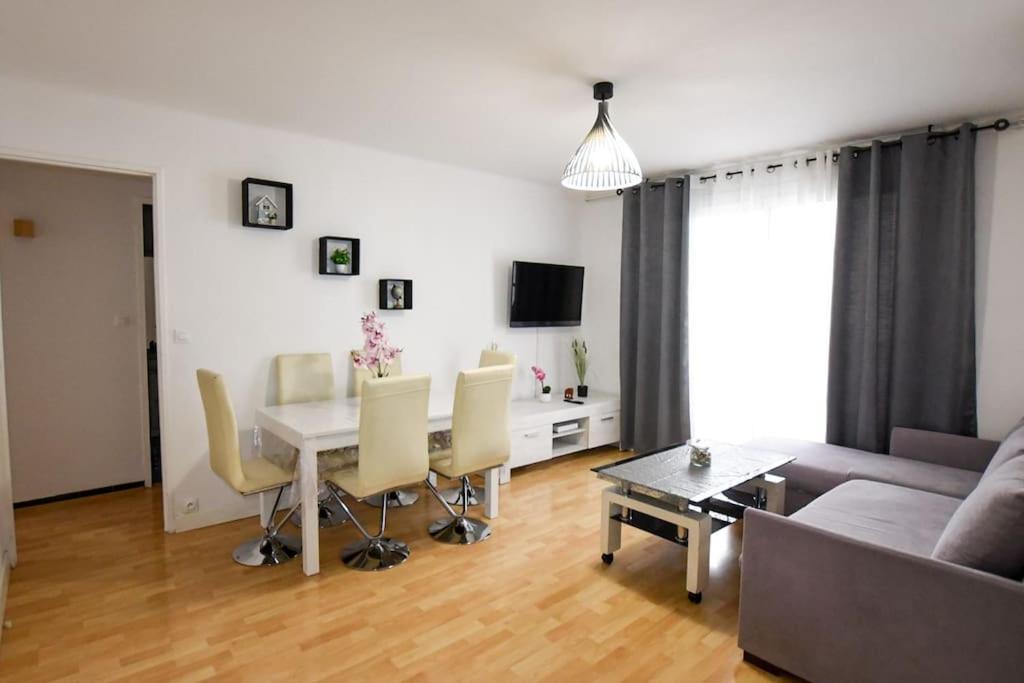 un salon avec une table et un canapé dans l'établissement Appartement T3 parking à 5 minutes a pied du stade vélodrome, à Marseille