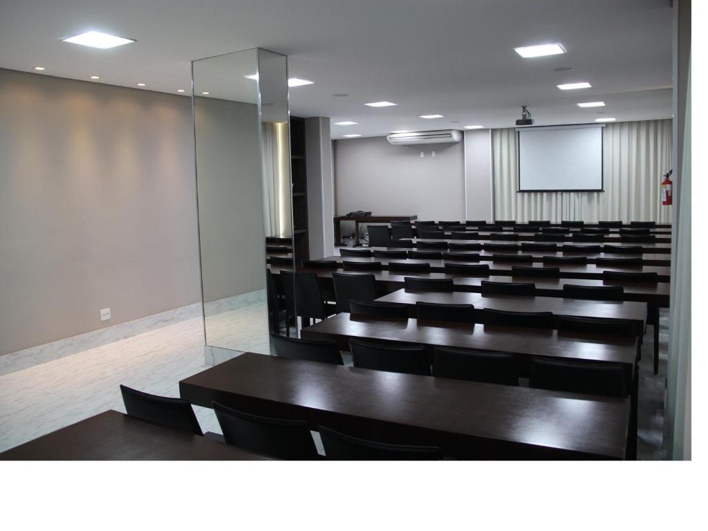 Prado Hotel Business