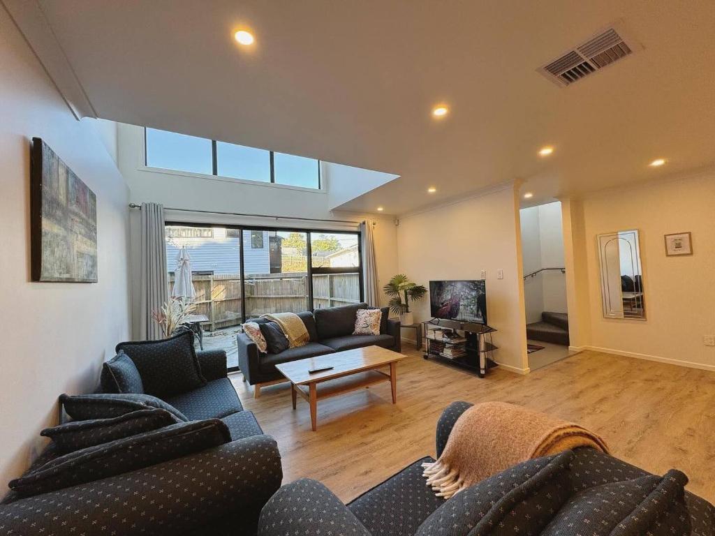 NO PARTY ALLOWED, Entire Brand New 3 bedroom townhouse, free unlimited fibre wifi and free parking - Resim 5