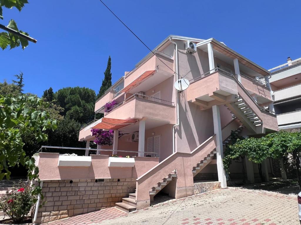 Budova, kde se apartmán nachází