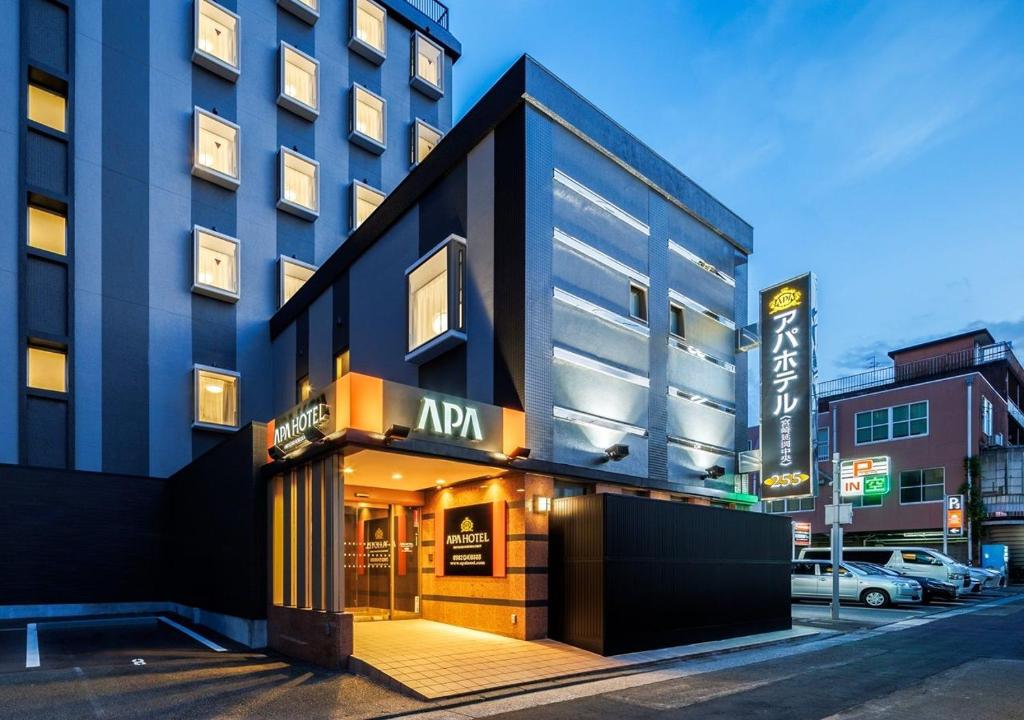Un edificio con un cartel en el costado. en APA Hotel Miyazaki Nobeoka Chuo, en Nobeoka
