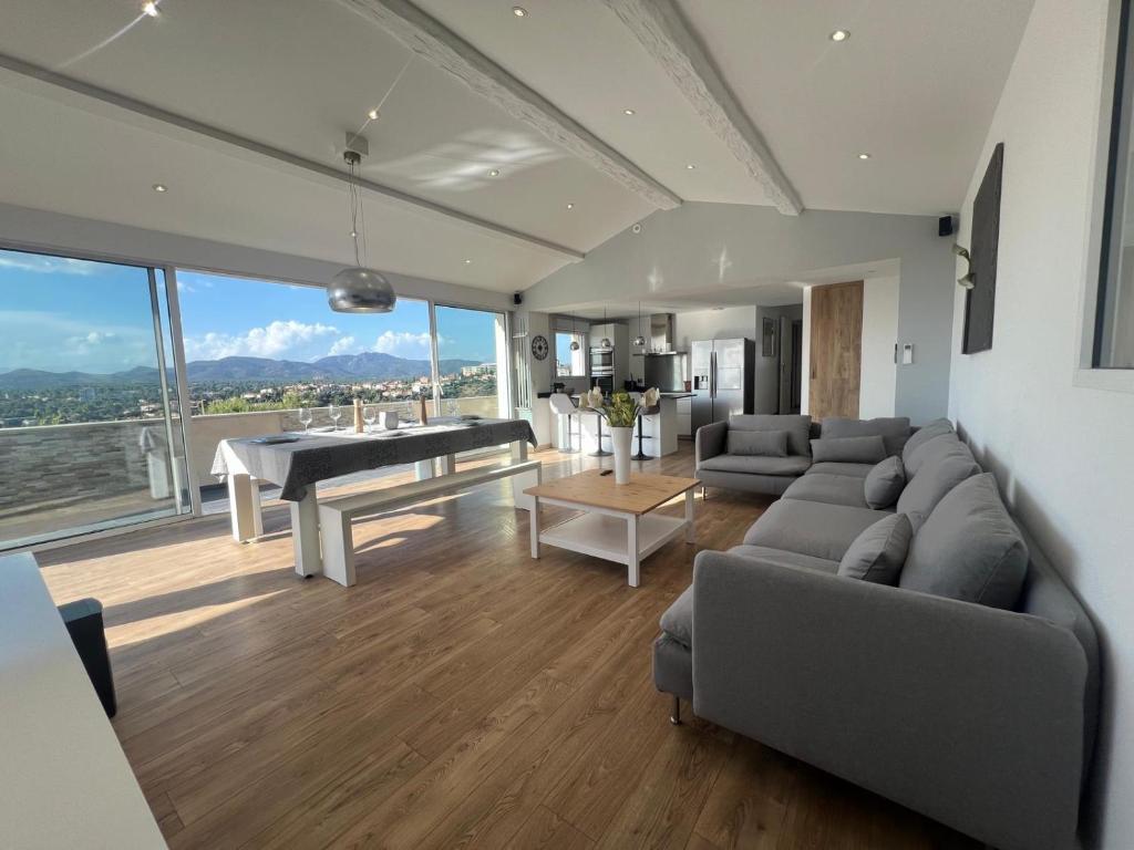 - un salon avec un canapé et un piano dans l'établissement Magnifique vue sur l'esterel, à Saint-Raphaël