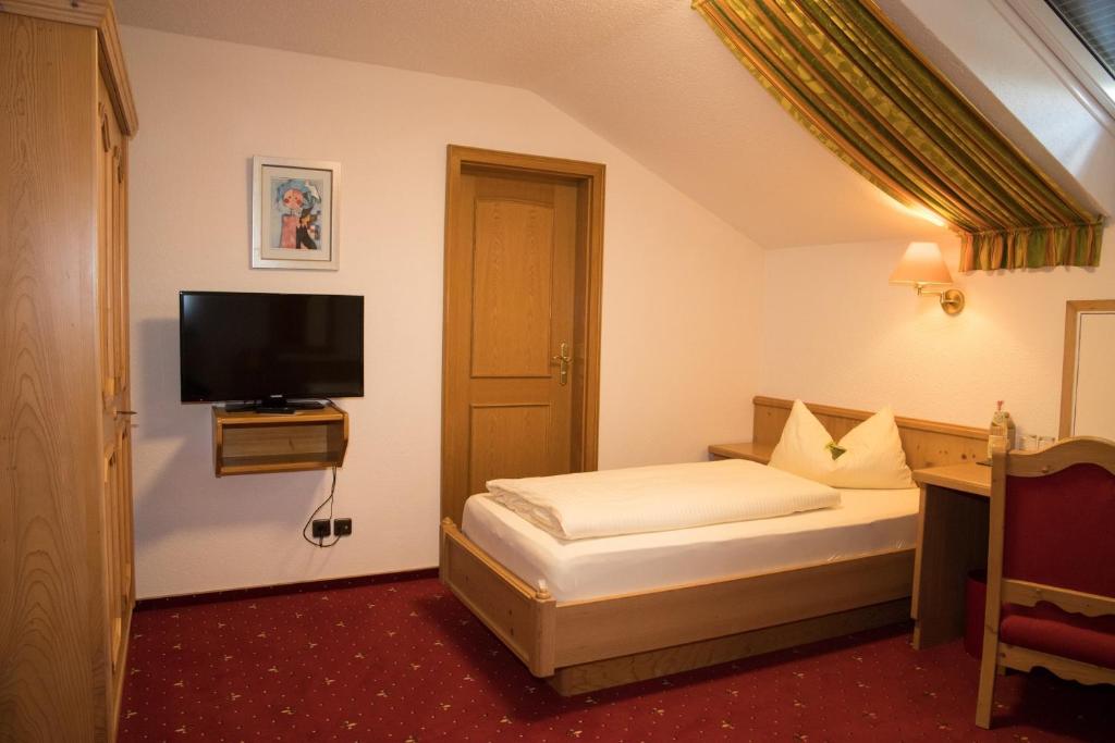 Postel nebo postele na pokoji v ubytování Hotel Bauer garni