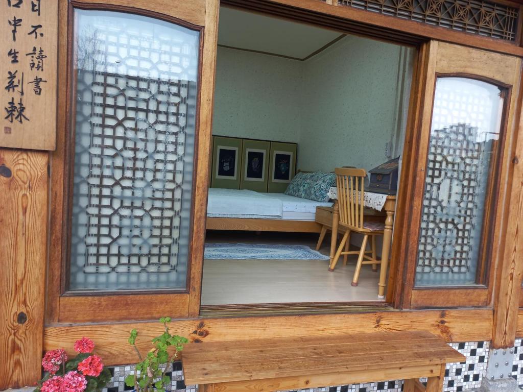 Postel nebo postele na pokoji v ubytování 안동한옥 Shine Wolyeong