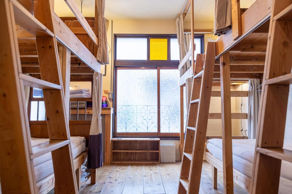 Palanda nebo palandy na pokoji v ubytování Tokyo Hikari Guesthouse