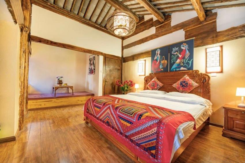 Postel nebo postele na pokoji v ubytování 丽江古城栖旅民宿 qī lǚ lnn old town lijiang