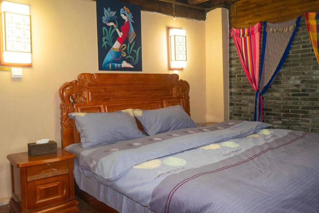 Postel nebo postele na pokoji v ubytování 丽江古城栖旅民宿 qī lǚ lnn old town lijiang