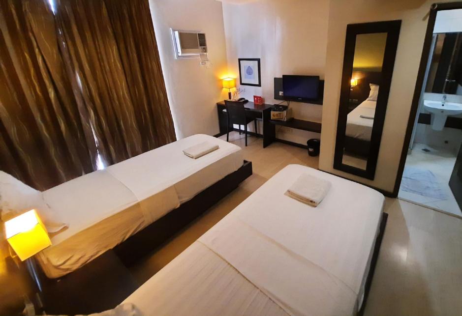 Postel nebo postele na pokoji v ubytování MAKATI Boutique Hotel near NAIA Airport Terminal 3 Edsa Pasay CBD