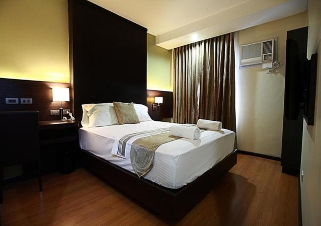 Postel nebo postele na pokoji v ubytování MAKATI Boutique Hotel near NAIA Airport Terminal 3 Edsa Pasay CBD