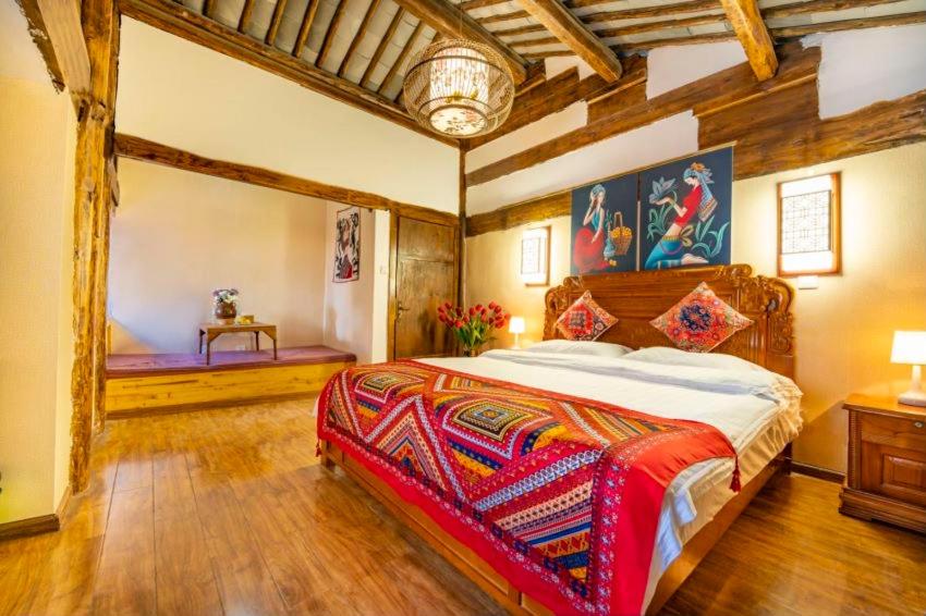Postel nebo postele na pokoji v ubytování 丽江古城栖旅民宿 qī lǚ lnn old town lijiang