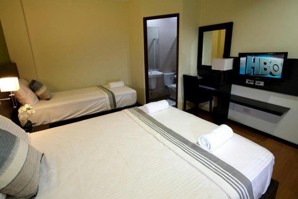 Postel nebo postele na pokoji v ubytování MAKATI Boutique Hotel near NAIA Airport Terminal 3 Edsa Pasay CBD
