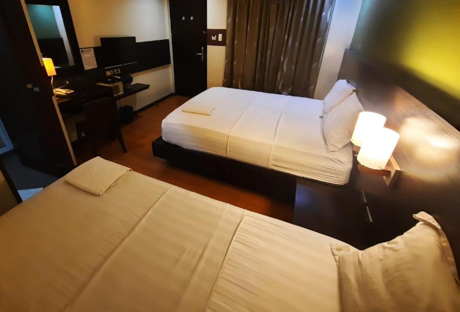 Postel nebo postele na pokoji v ubytování MAKATI Boutique Hotel near NAIA Airport Terminal 3 Edsa Pasay CBD