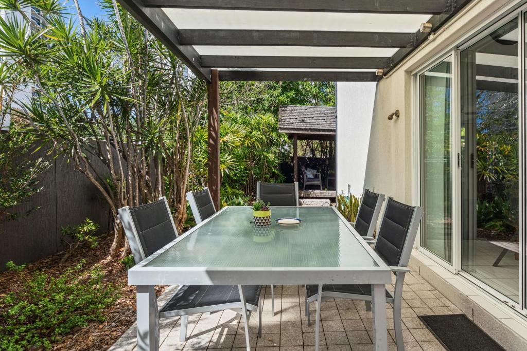 Hidden Gem 200m to Mooloolaba Beach的庭院或其他户外区域