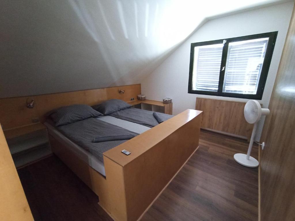 シオーフォクにあるPelso Holiday Apartments Bambuszのベッドと窓のある寝室