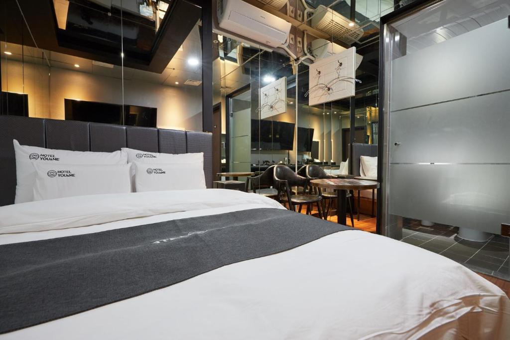 Postel nebo postele na pokoji v ubytování You&Me Hotel