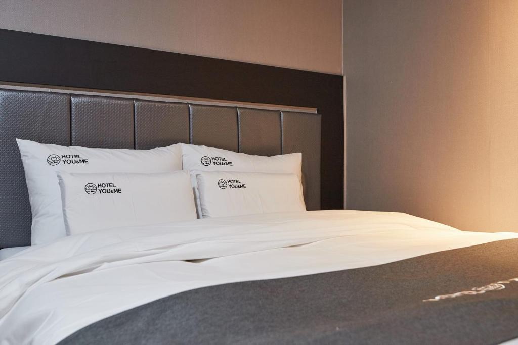 Postel nebo postele na pokoji v ubytování You&Me Hotel