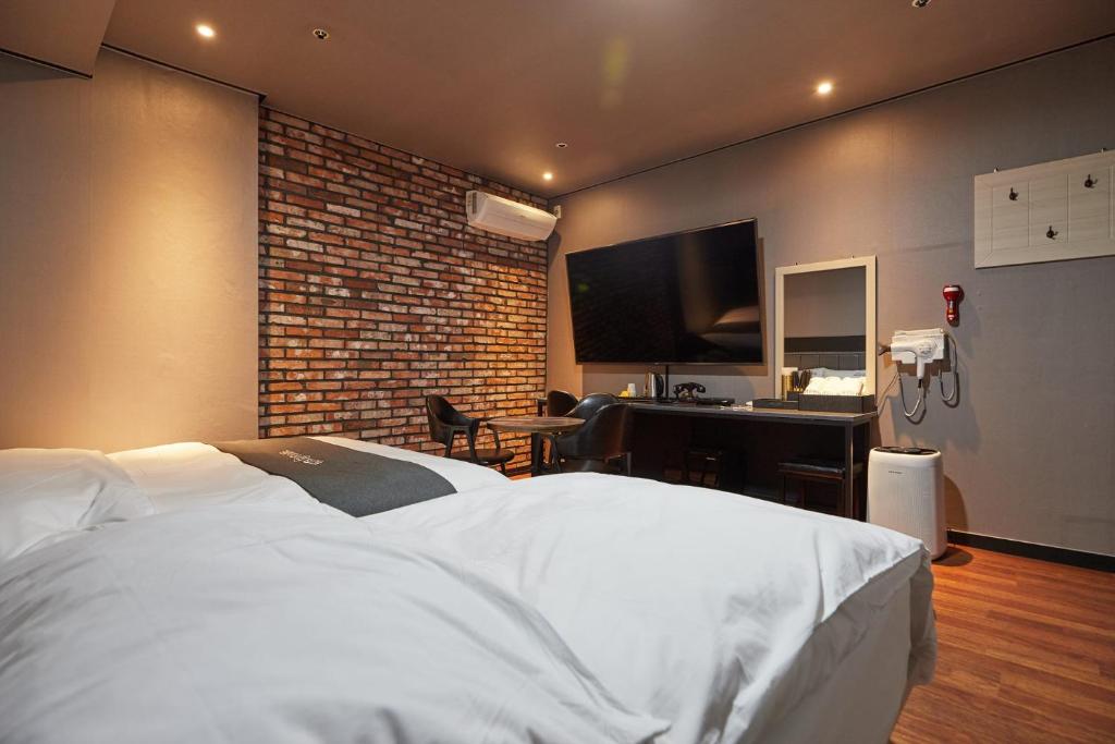 Postel nebo postele na pokoji v ubytování You&Me Hotel