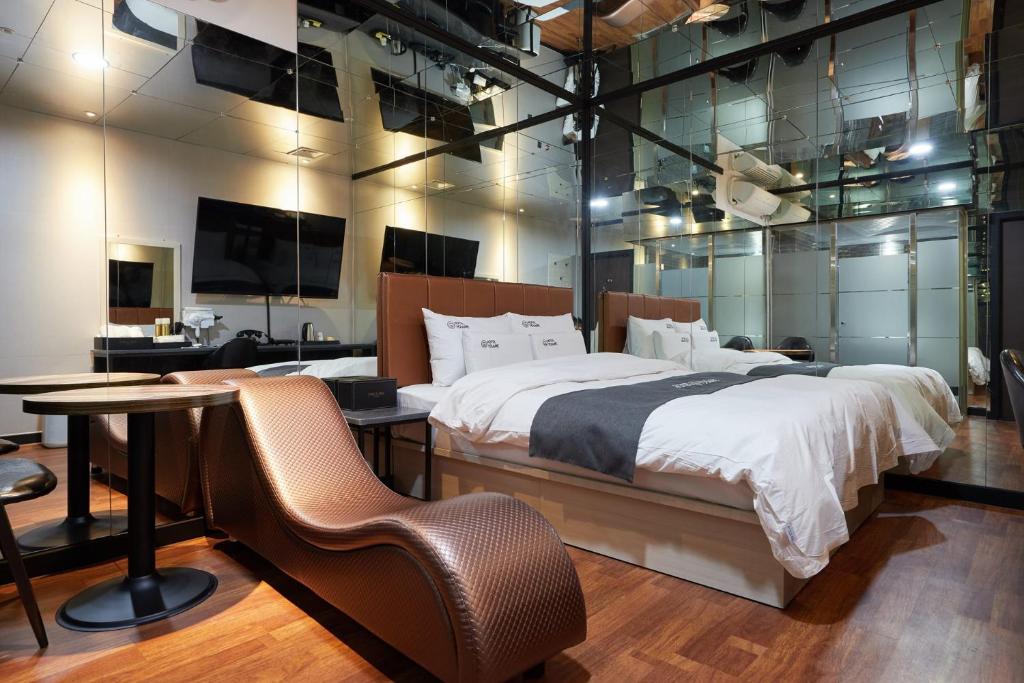 TV a/nebo společenská místnost v ubytování You&Me Hotel