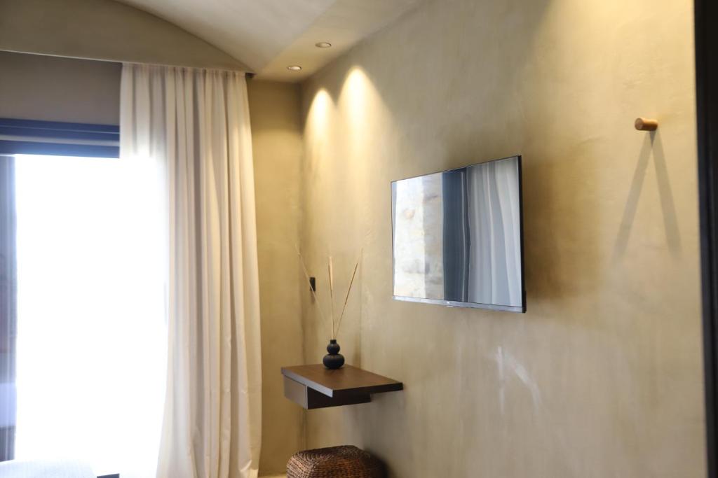 TV a/nebo společenská místnost v ubytování Villa Faros Apartments & Restaurant