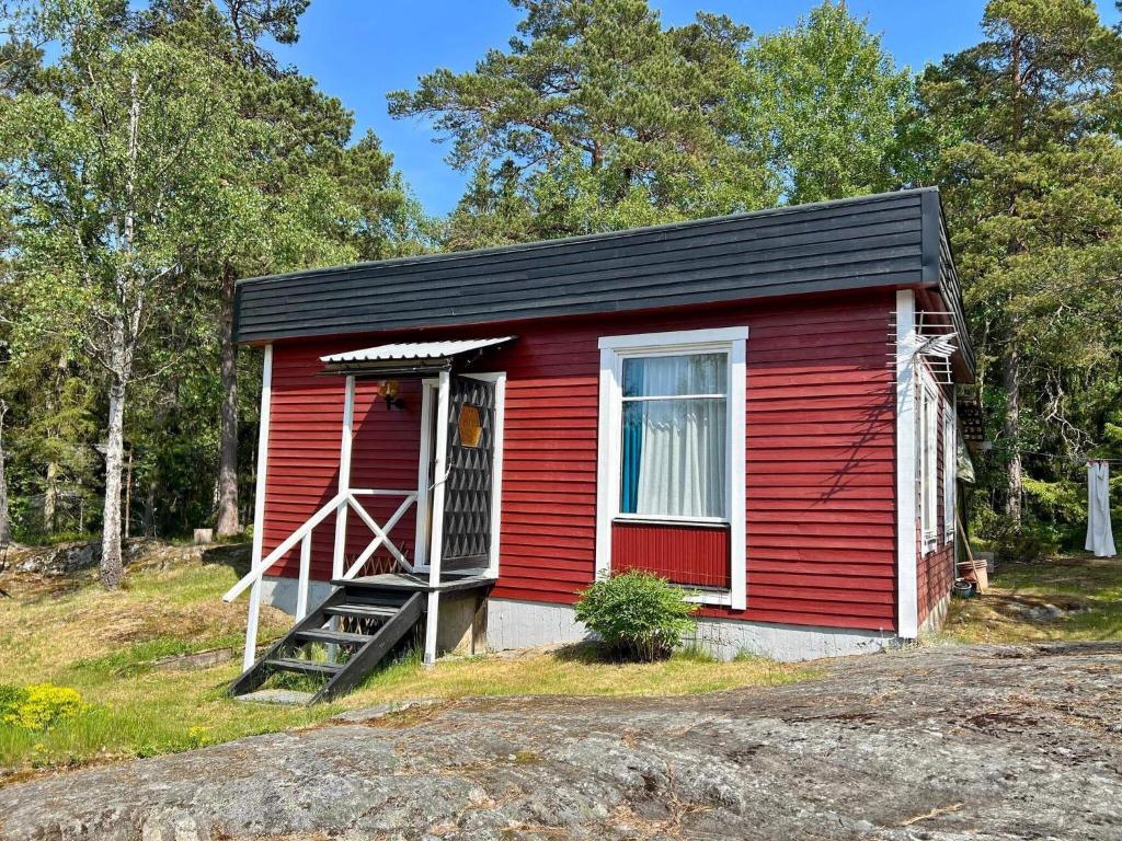 Djurhamnにある6 person holiday home in Djurhamnの赤い小さな家