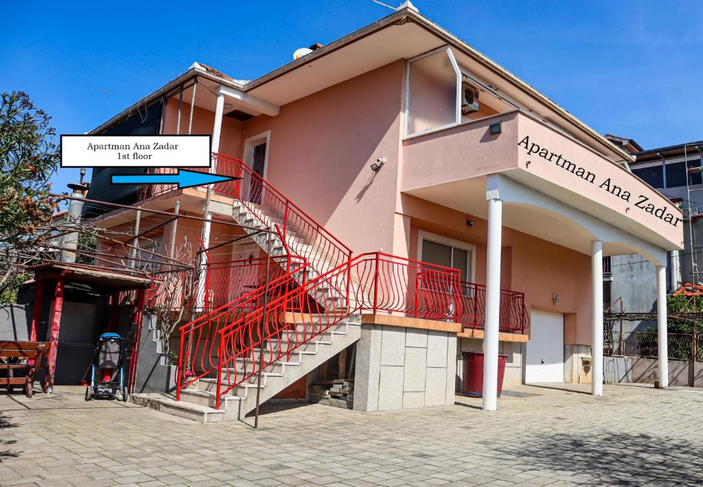 Apartman Ana Zadar - FAMILY FRIENDLY APARTMENT في زادار: مبنى يوجد درج على جانبه