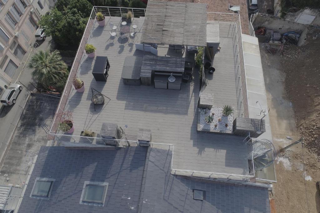 - une vue sur la terrasse d'un bâtiment dans l'établissement Superbe Penthouse Plein Ciel Vue Panoramique, à Cannes