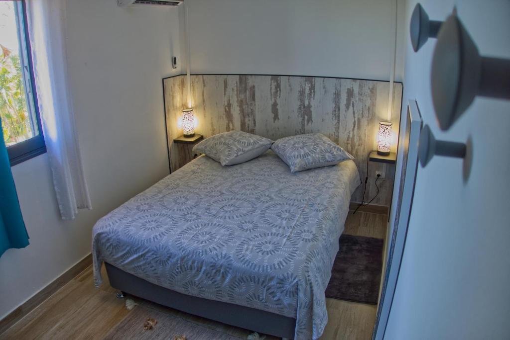 Postel nebo postele na pokoji v ubytování Ka Hema - Maison entière avec Jacuzzi et vue sur mer