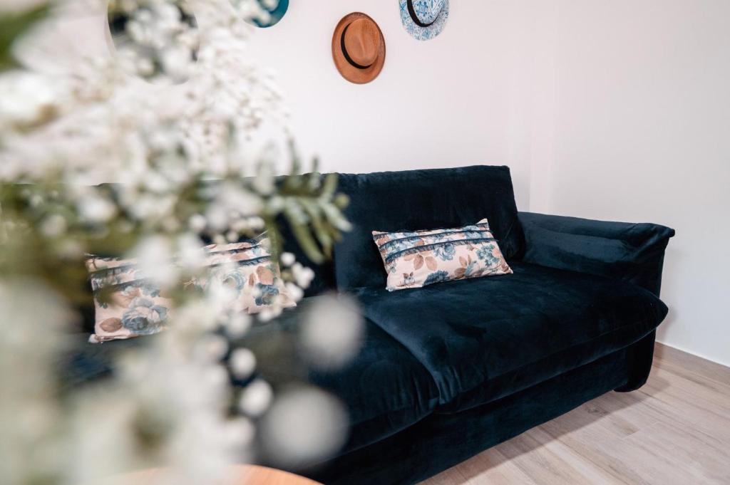 Гостиная зона в Odyssey Apartment