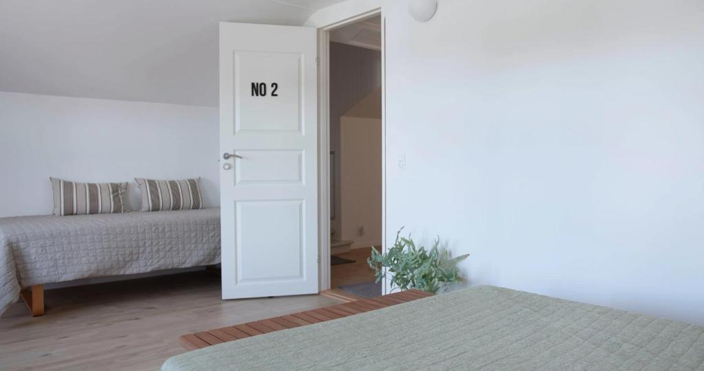 Postel nebo postele na pokoji v ubytování Fjelstrup Kro