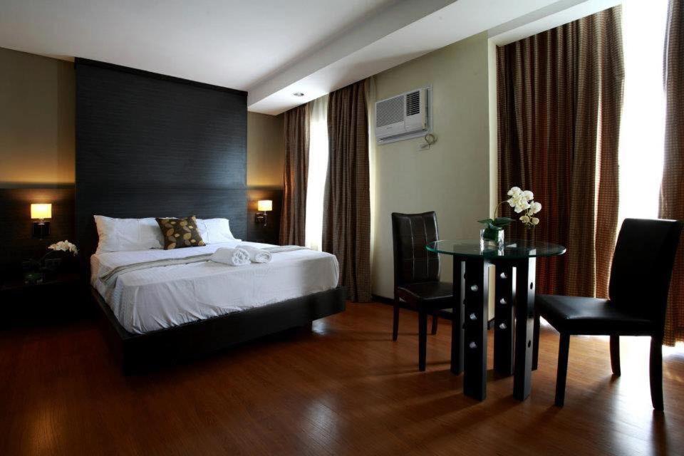 Postel nebo postele na pokoji v ubytování MAKATI Boutique Hotel near NAIA Airport Terminal 3 Edsa Pasay CBD