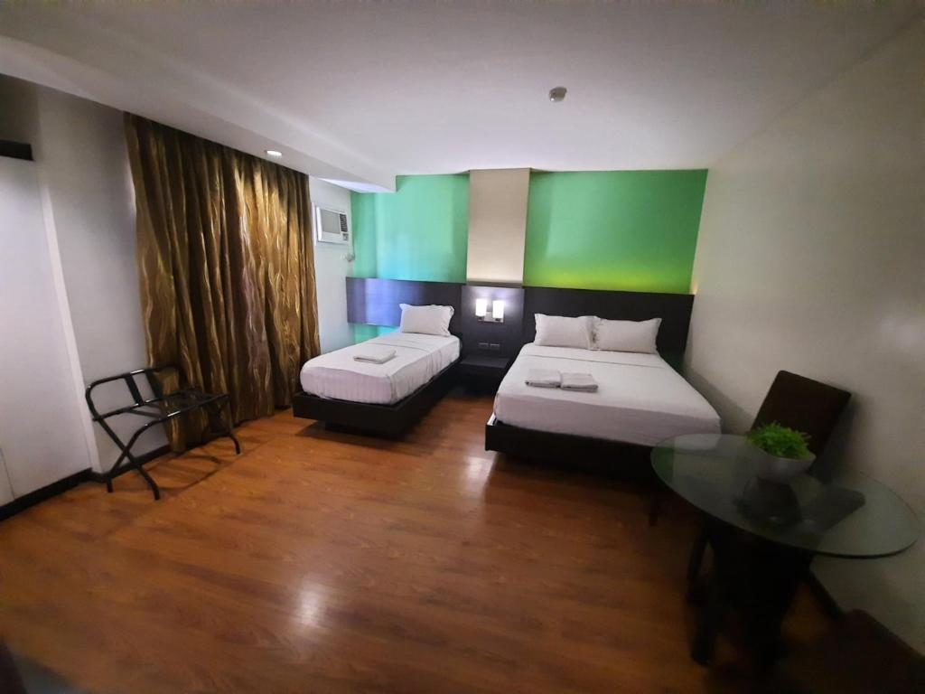 Postel nebo postele na pokoji v ubytování MAKATI Boutique Hotel near NAIA Airport Terminal 3 Edsa Pasay CBD
