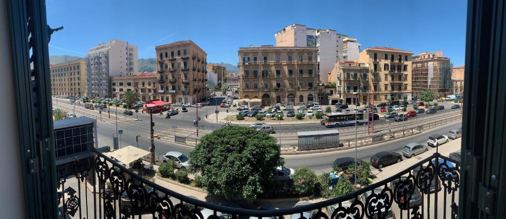 balcone con vista su una strada della città con auto di Central Station a Palermo