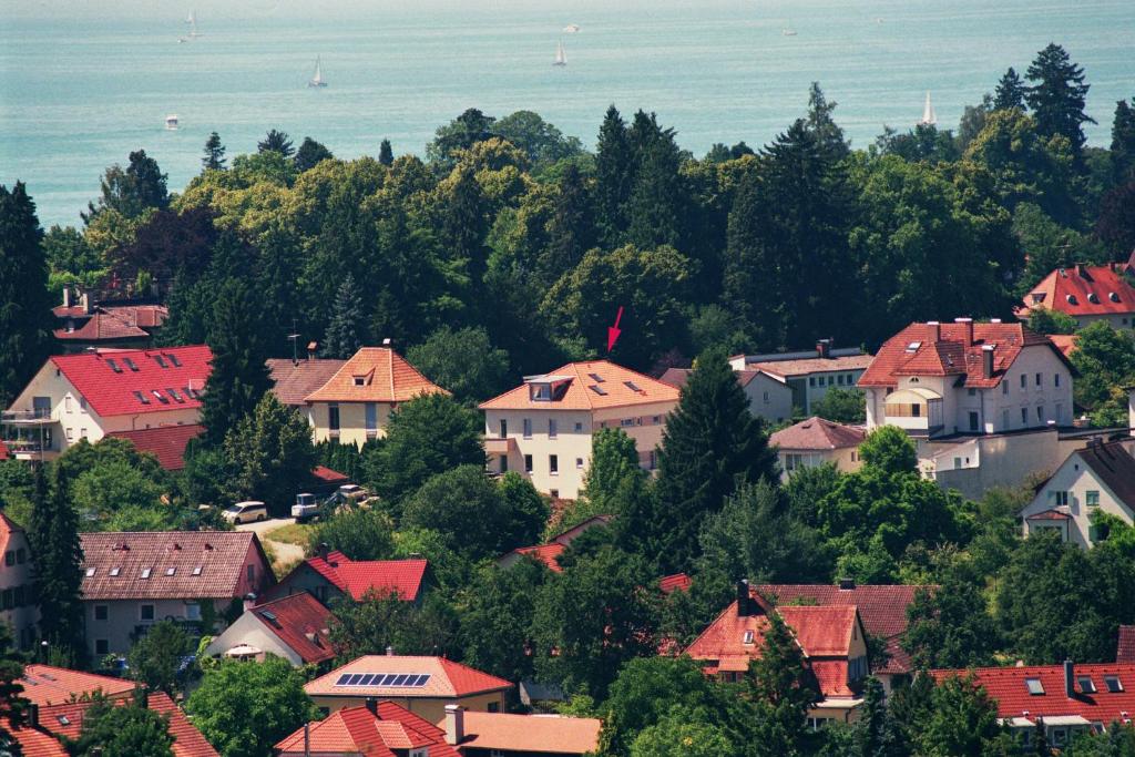 a town on a hill with houses and trees at Veh-Studios in Lindau