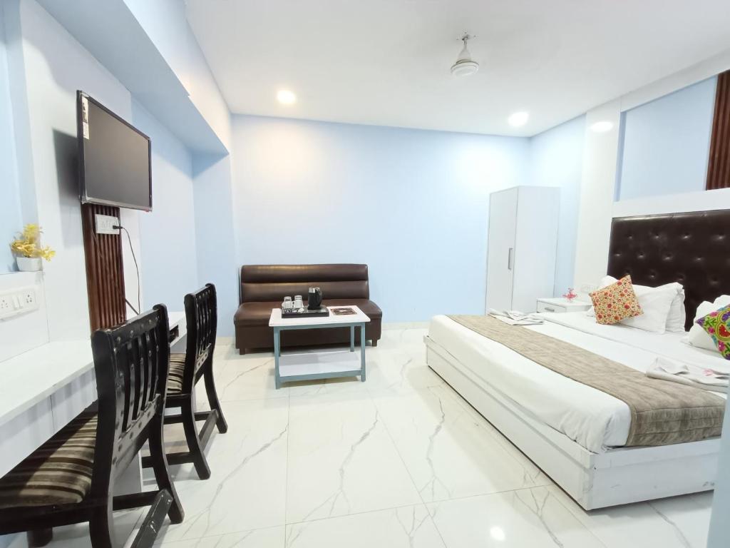 ein Schlafzimmer mit einem Bett, einem Tisch und Stühlen in der Unterkunft Hotel Heritage Home in Neu-Delhi