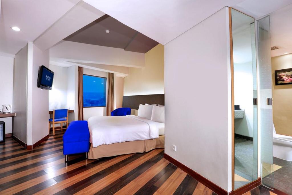 Postel nebo postele na pokoji v ubytování Aston Palembang Hotel & Conference Centre