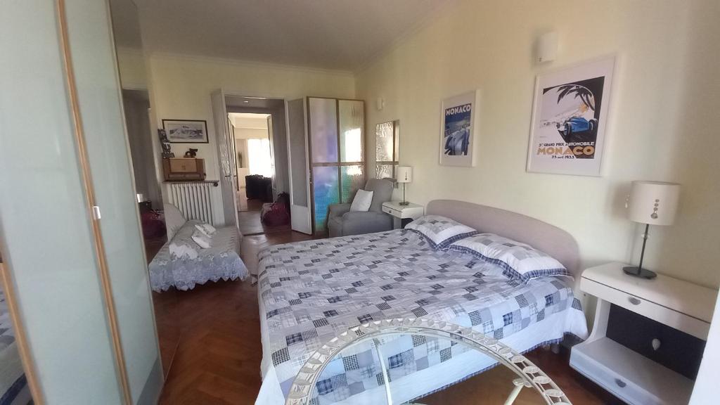 une chambre avec un lit et un salon dans l'établissement Spacious and Sunny, à Nice