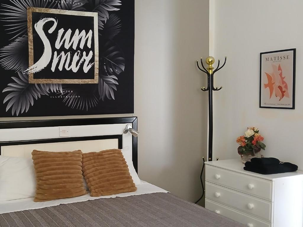 a bedroom with a bed and a dresser at Ta Paolo in Qala