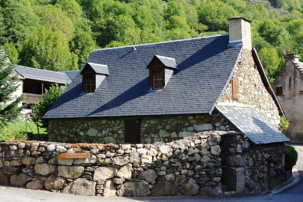 a stone house with a stone wall and a roof at Maison typique rénovée 4 CHBR lac d'Oô Peyragudes in Oô