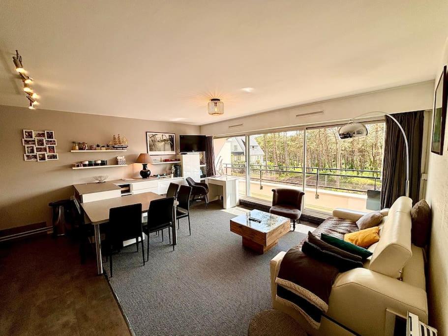 un salon avec un canapé et une table dans l'établissement Le Cocon du Président, à Le Touquet-Paris-Plage