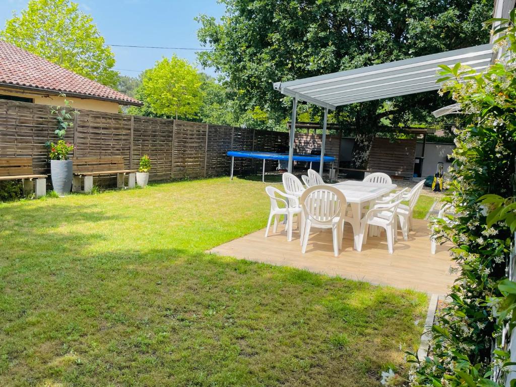 Taman di luar Maison Spacieuse et Confortable